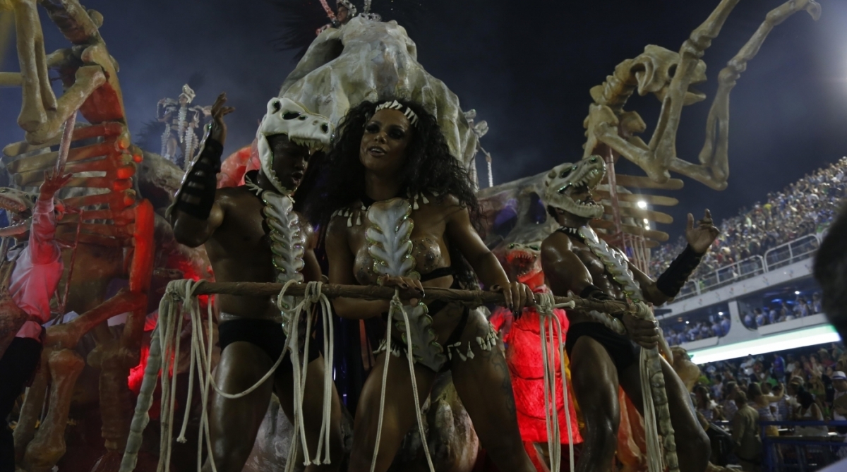 Verde e Branca foi a pen&uacute;ltima a desfilar