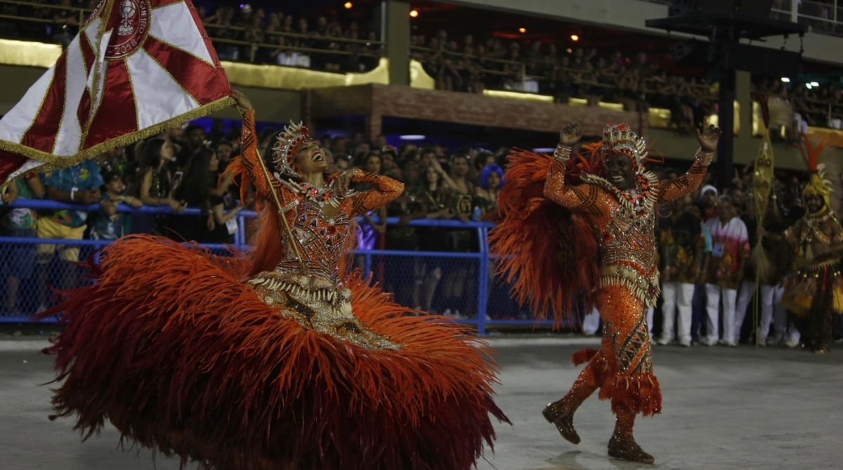 Casal de mestre-sala e porta-bandeira da Acad&ecirc;micos do Salgueiro