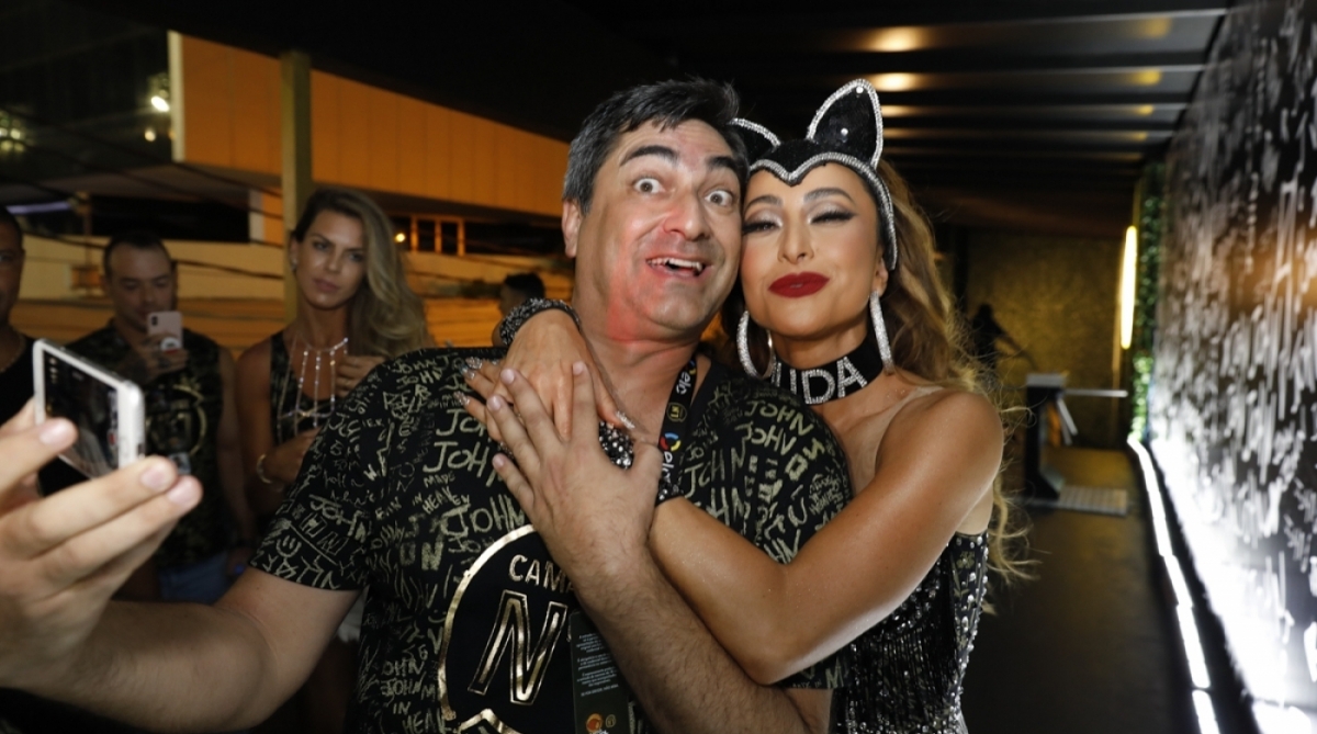 Zeca Camargo encontra Sabrina Sato em camarote