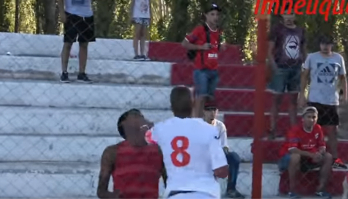 Jogador do Independiente Neuquen partiu para cima de torcedor - Reprodução/Youtube