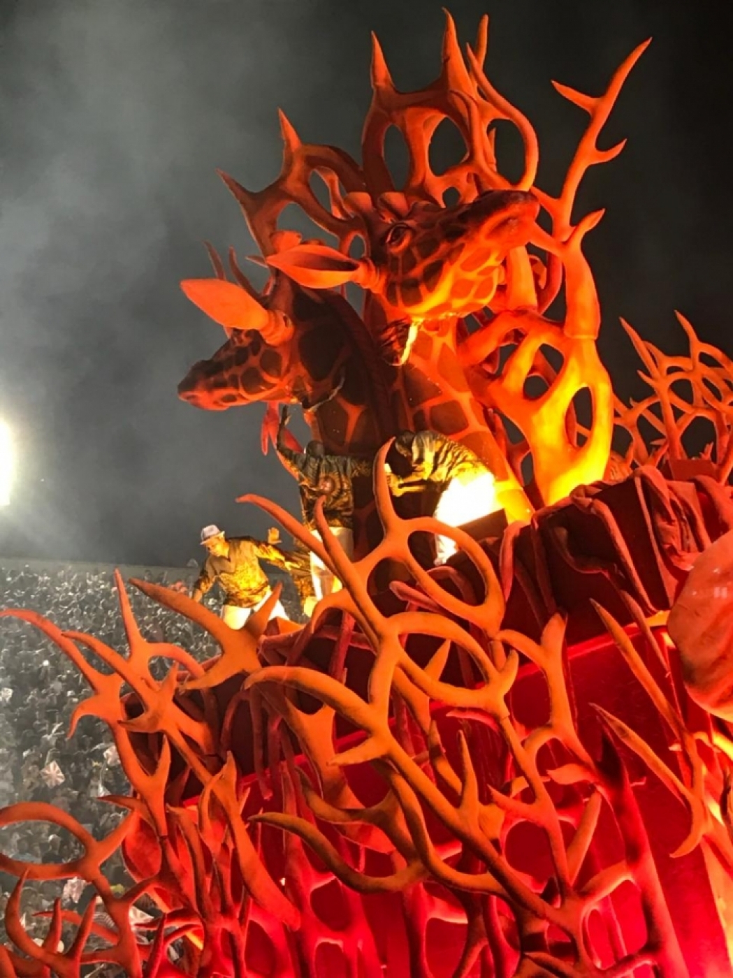 Técnicos fazem reparo em carro do Salgueiro - Gabriela Mattos / Agência O Dia