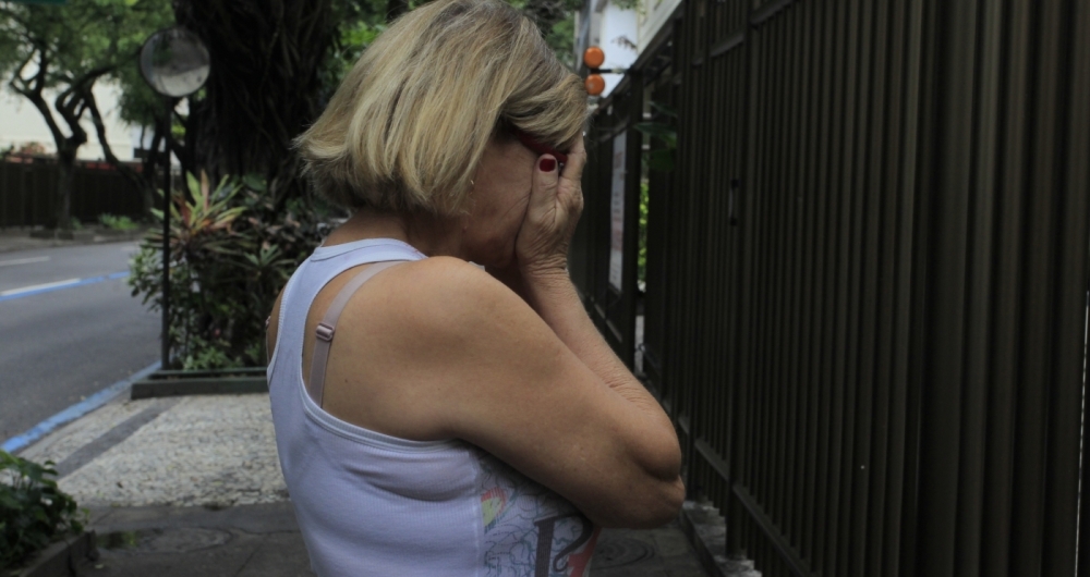 Vitima que aparece no vídeo sendo agredida por bandidos na rua Prudente de Moraes, em Ipanema