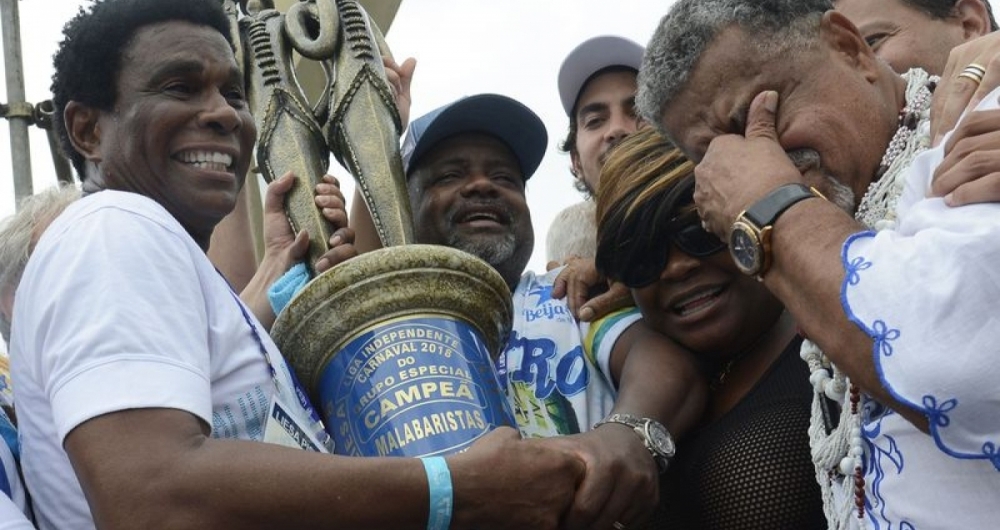 O choro de La�la, � direita, era mais que de emo��o por mais um t�tulo na Sapuca�. Brigado com a diretoria, estaria de sa�da da Beija-Flor