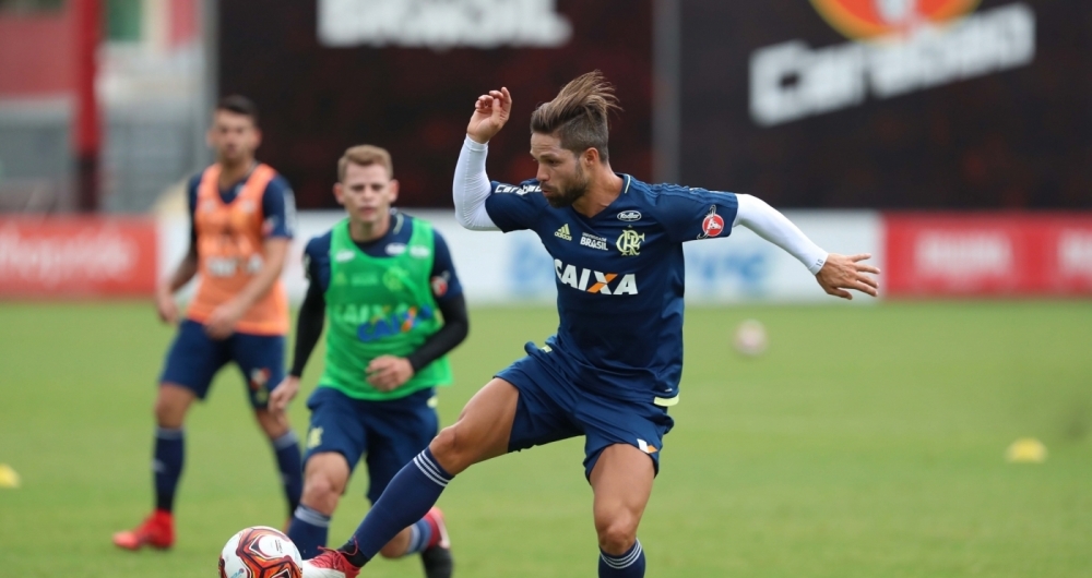 Diego, meia do Flamengo, domina a bola, durante treino no Ninho do Urubu