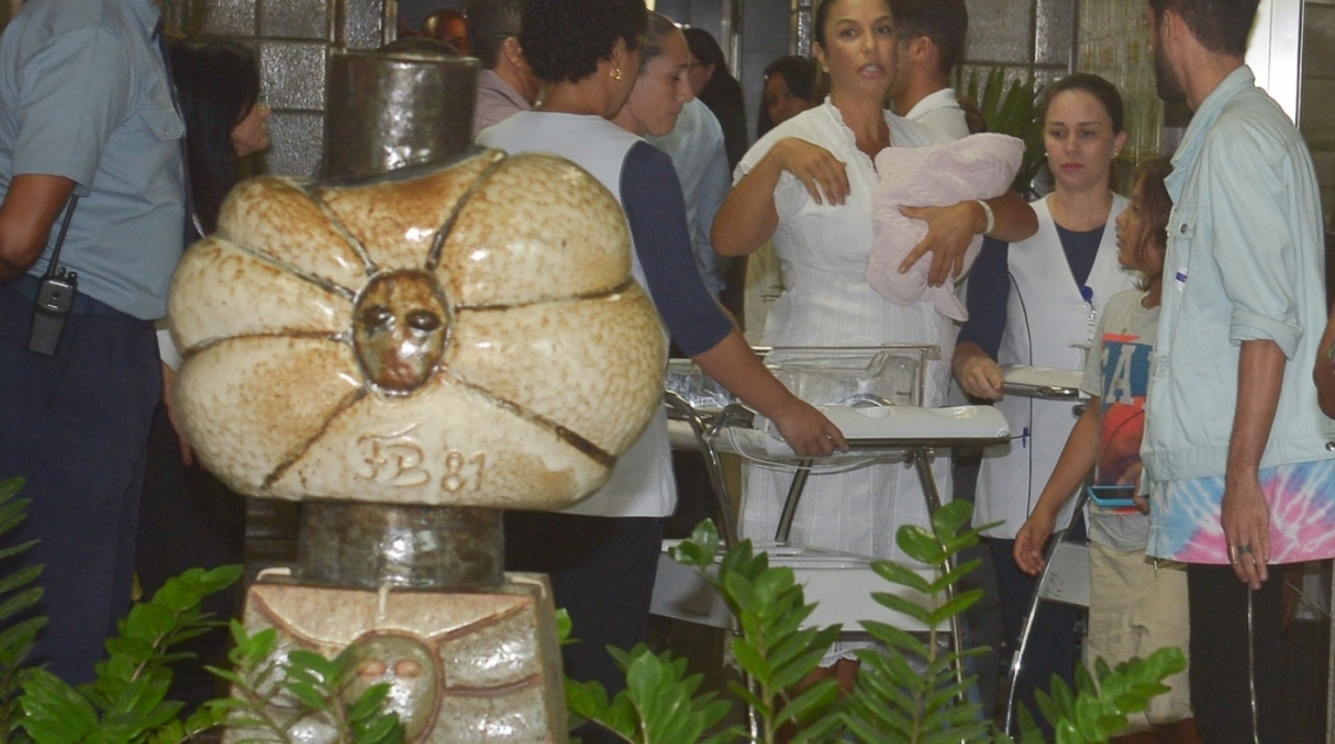 Ivete Sangalo deixa a maternidade com o marido, Daniel Cady, e as filhas, Marina e Helena