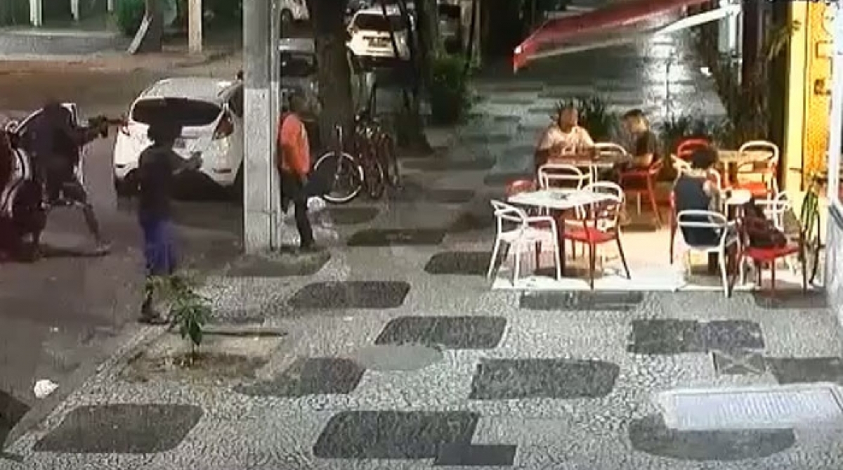Criminosos armados rendem clientes de lanchonete em Icaraí, em Niterói, em um dos muitos flagrantes de assalto registrados no Carnaval - Reprodução vídeo / WhatsApp O Dia