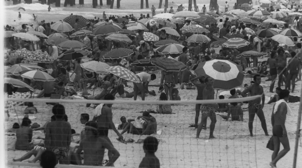 Ipanema fervia em dezembro de 1972. A icônica praia, lançadora de moda no país, convivia à época com a construção do emissário submarino, o que requereu um píer, que aparece ao fundo. E a estrutura também virou referência na cultura carioca: a escavação da areia criou as dunas, local que reunia artistas, intelectuais e também surfistas, já que a obra criou provocou a formação de boas ondas. - Arquivo O DIA