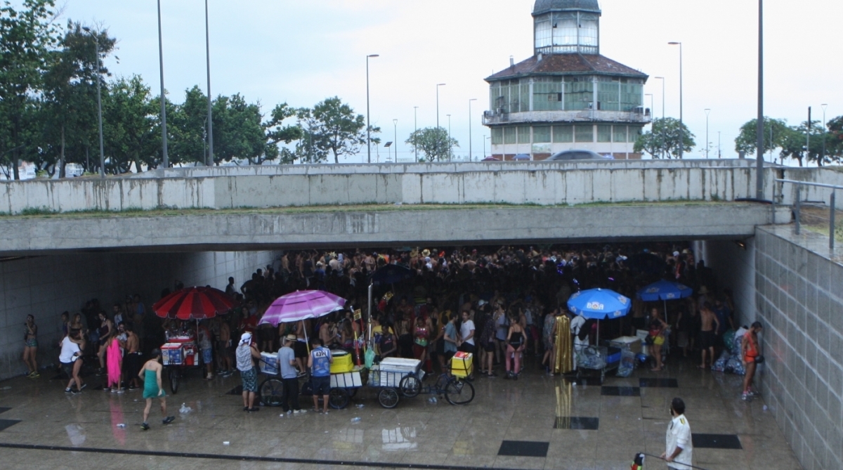 Centenas de jovens se reuniram na praça 15 desde às 03Hs, da manhã, num bloco não oficial e onde os encontros são combinados nas redes sociais.