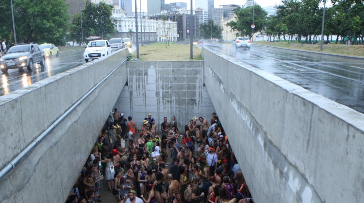 Centenas de jovens se reuniram na praça 15 desde às 03Hs, da manhã, num bloco não oficial e onde os encontros são combinados nas redes sociais.