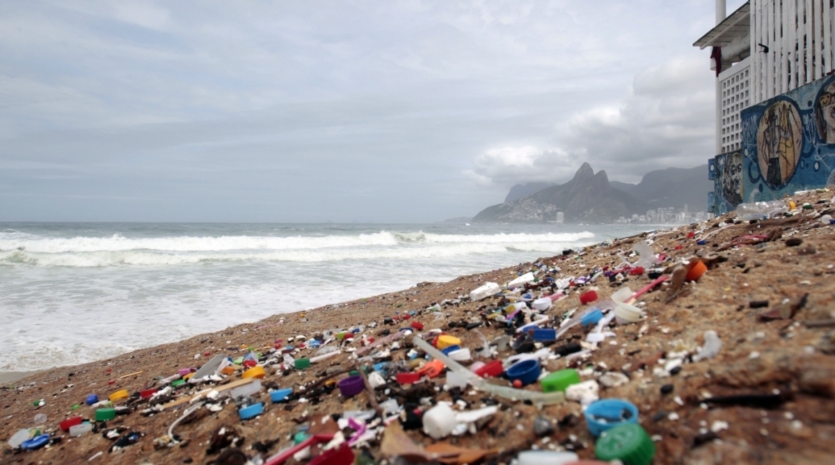 Cerca de 8 milhões de toneladas desse material não degradável vão parar nos oceanos - Luiz Ackermann / Agência O DIA