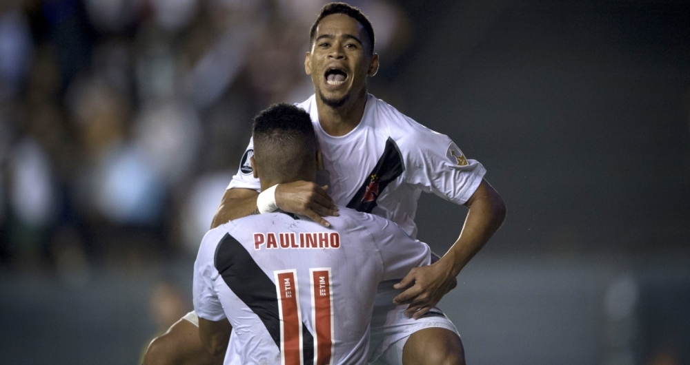 Pikachu, lateral do Vasco, festeja gol diante do Jorge Wilstermann, em S�o Janu�rio