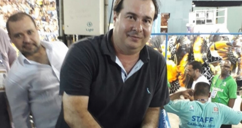 Rodrigo Maia assiste aos desfiles no Sambódromo em local próximo à concentração.