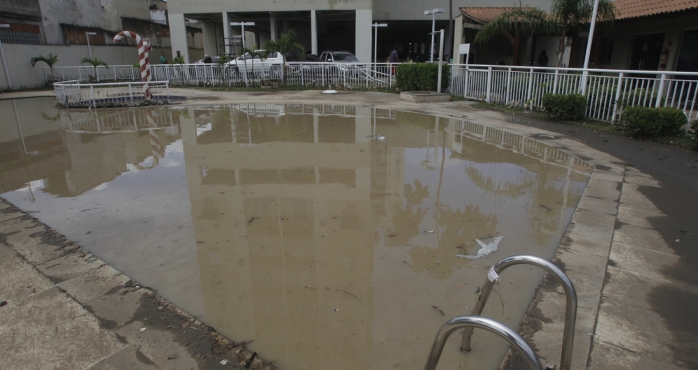 Chuva derruba muro de condomínio em Cascadura.