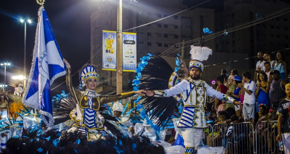 Yuri Souza e Bruna Santos: casal de Mestre-Sala e Porta-Bandeira da Unidos da Ponte se apresenta para os jurados, na Intendente