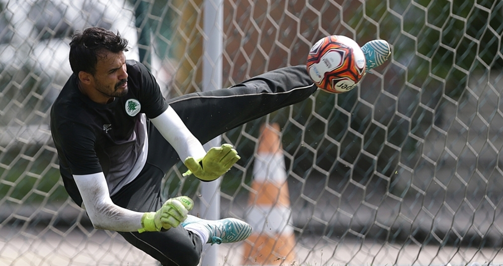 Goleiro Rafael faz a defesa durante o treino do Boavista no campo do CFZ, no Recreio dos Bandeirantes