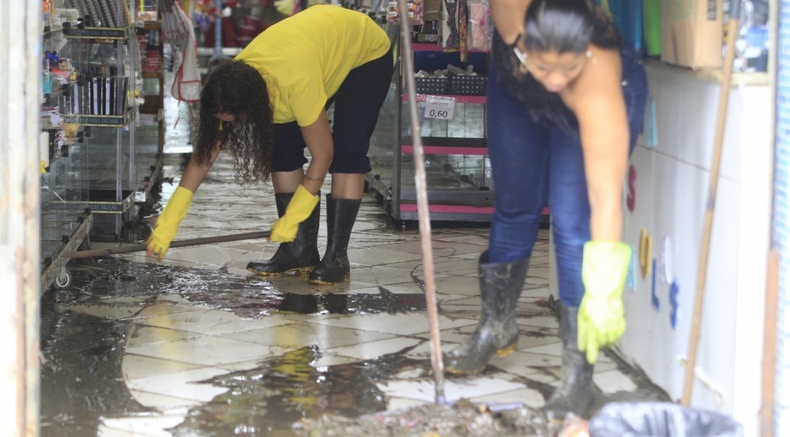 Funcionários da Loja Canarinho, na Praça da Bandeira fazem mutirão para limpar a loja após o temporal.