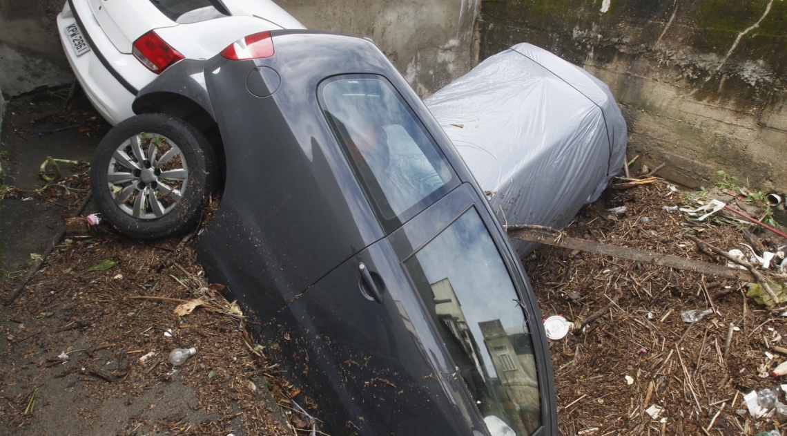 Na Água Santa, três carro foram arrastados e várias casas alagadas