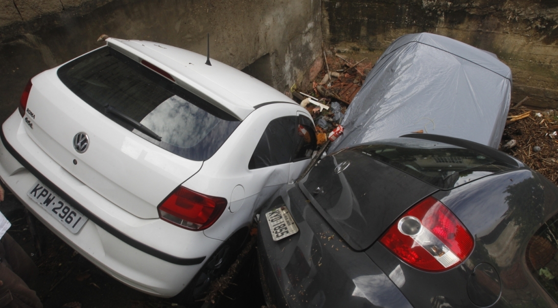 Na Água Santa, três carro foram arrastados e várias casas alagadas