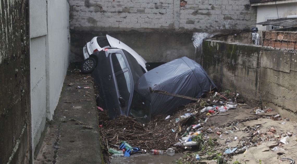 Na Água Santa, três carro foram arrastados pela tempestade e várias casas ficaram alagadas