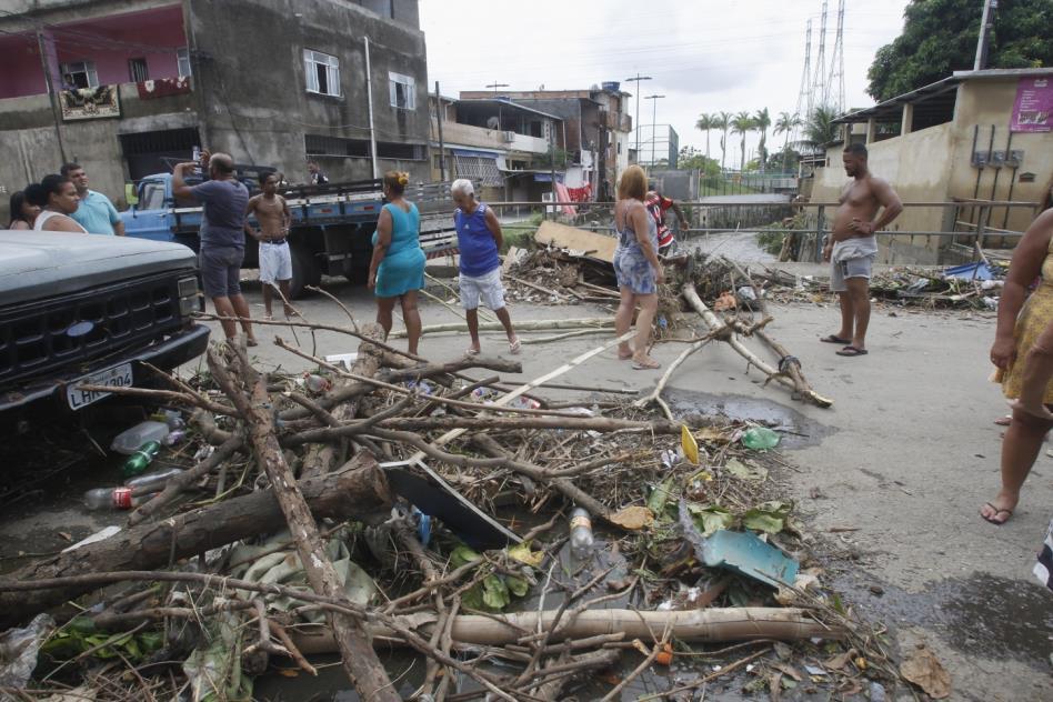 Chuva forte deixa rastro de destruição em Rocha Miranda.