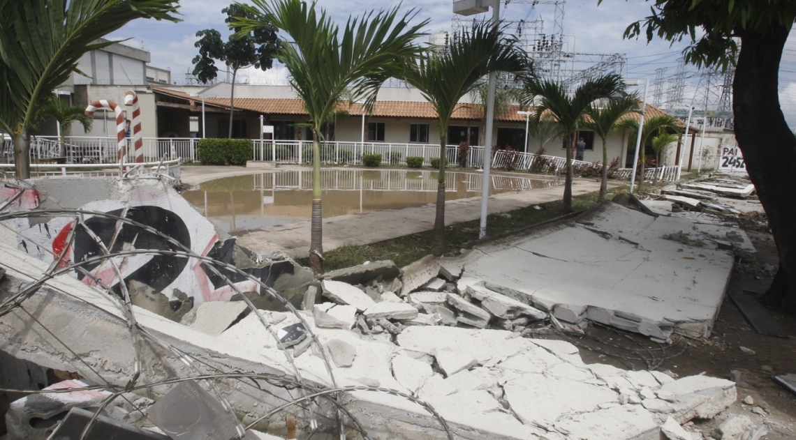 Muro de condomínio em Cascadura desabou por causa da tempestade.