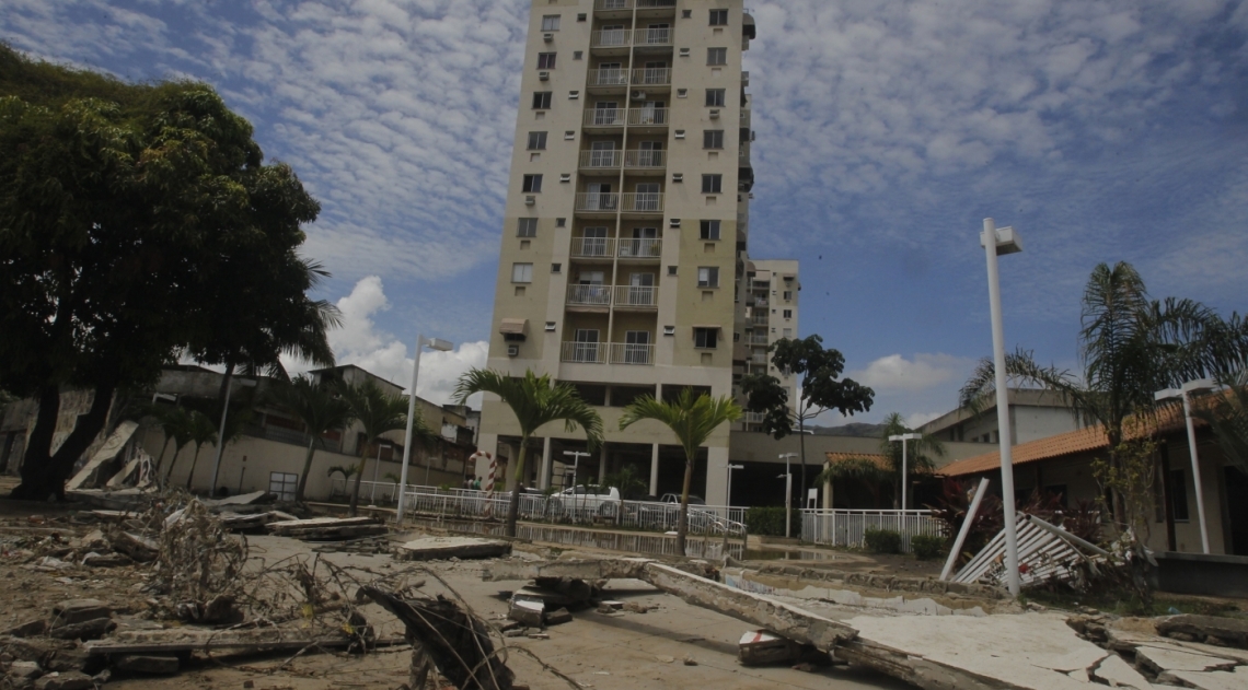 Muro de condomínio em Cascadura desabou por causa da tempestade.