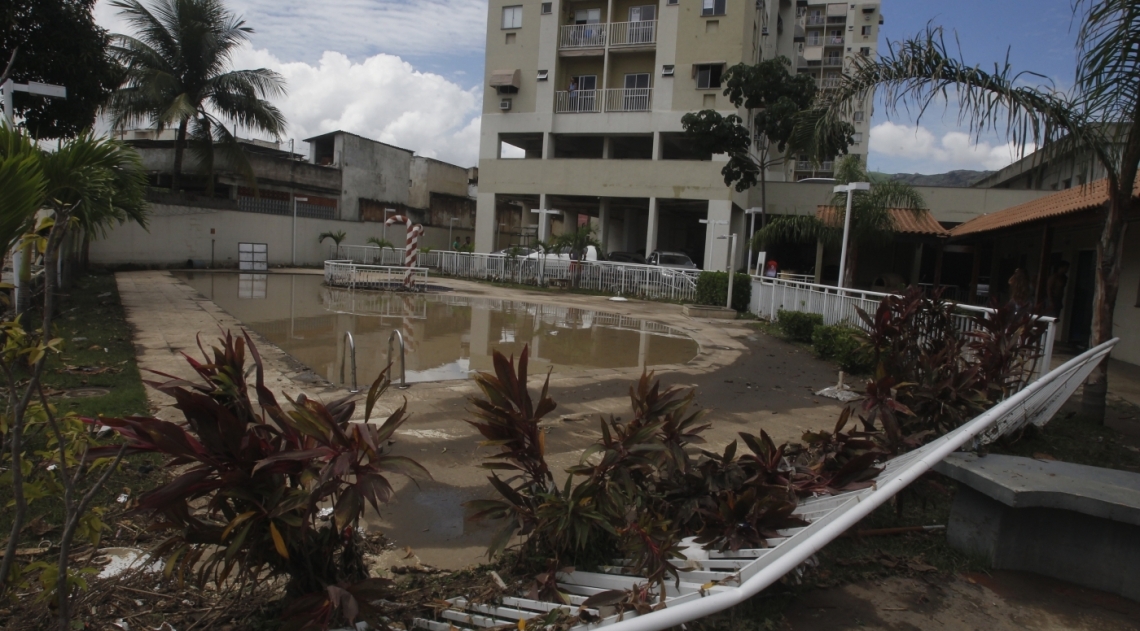 Muro de condomínio em Cascadura desabou por causa da tempestade.