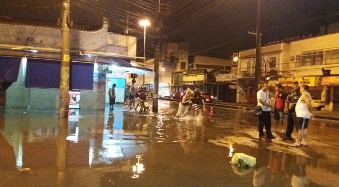 Houve alagamentos na esquina da Rua Sousa Cerqueira e da Avenida Suburbana, em Piedade