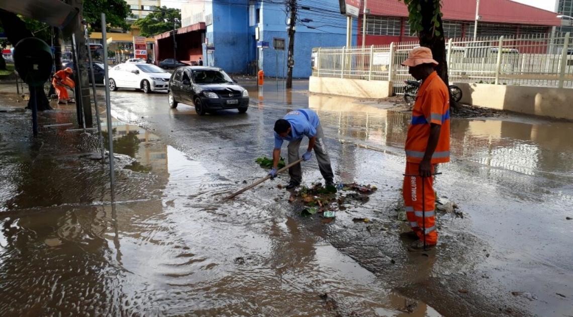 Funcionrios da Comlurb desobstruem bueiros aps alagamento na Taquara