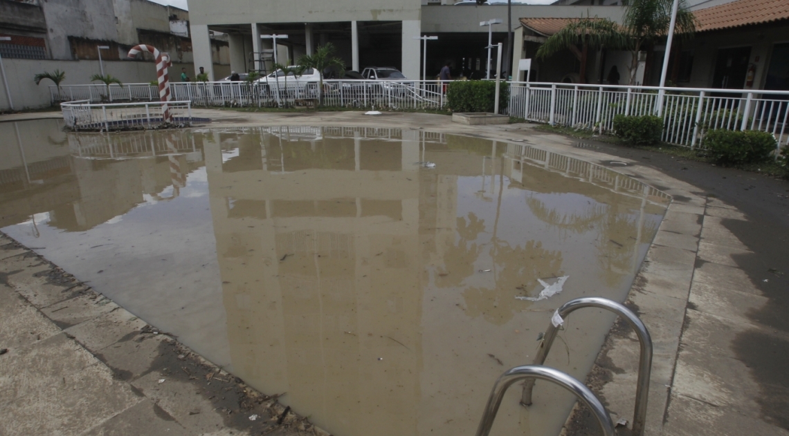 Chuva derruba muro de condomínio em Cascadura.