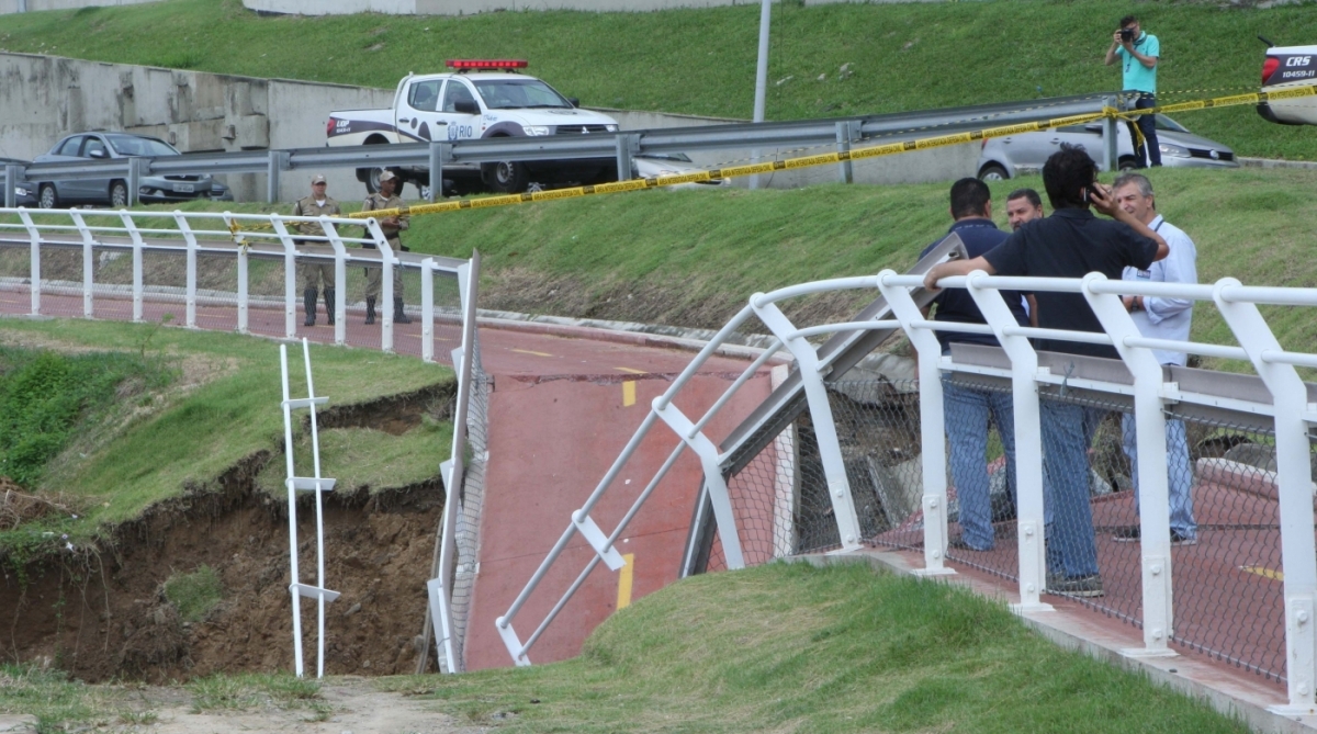 Cerca de 30 metros da Ciclovia Tim Maia, em São Conrado, cederam por causa de uma erosão provocada pela infiltração da água da chuva - Estefan Radovicz / Agência O DIA