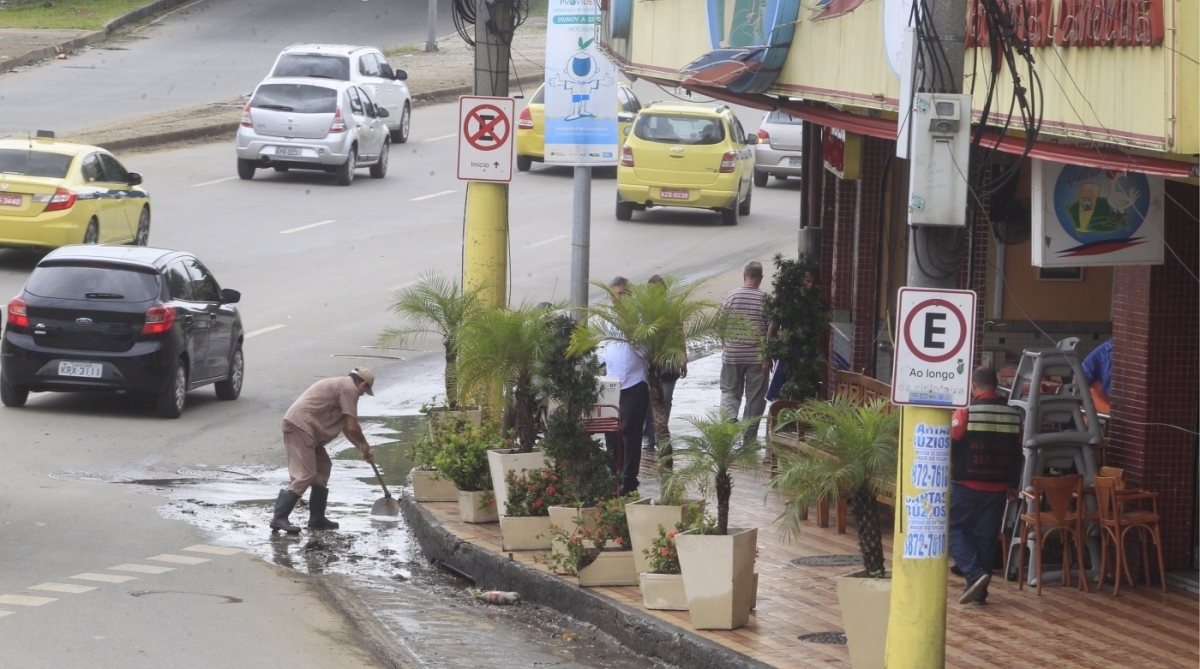 15/2/2018 -Funcion&aacute;rios das lojas da Pra&ccedil;a da Bandeira fazem mutir&atilde;o para limpar suas lojas ap&oacute;s o temporal. Foto de Ma&iacute;ra Coelho / Ag&ecirc;ncia O Dia. 