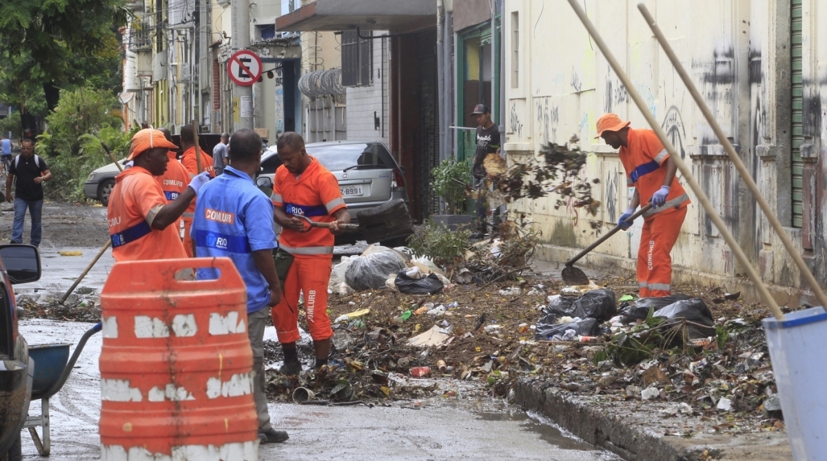 15/2/2018 -Funcion&aacute;rios das lojas da Pra&ccedil;a da Bandeira fazem mutir&atilde;o para limpar suas lojas ap&oacute;s o temporal. Foto de Ma&iacute;ra Coelho / Ag&ecirc;ncia O Dia. 