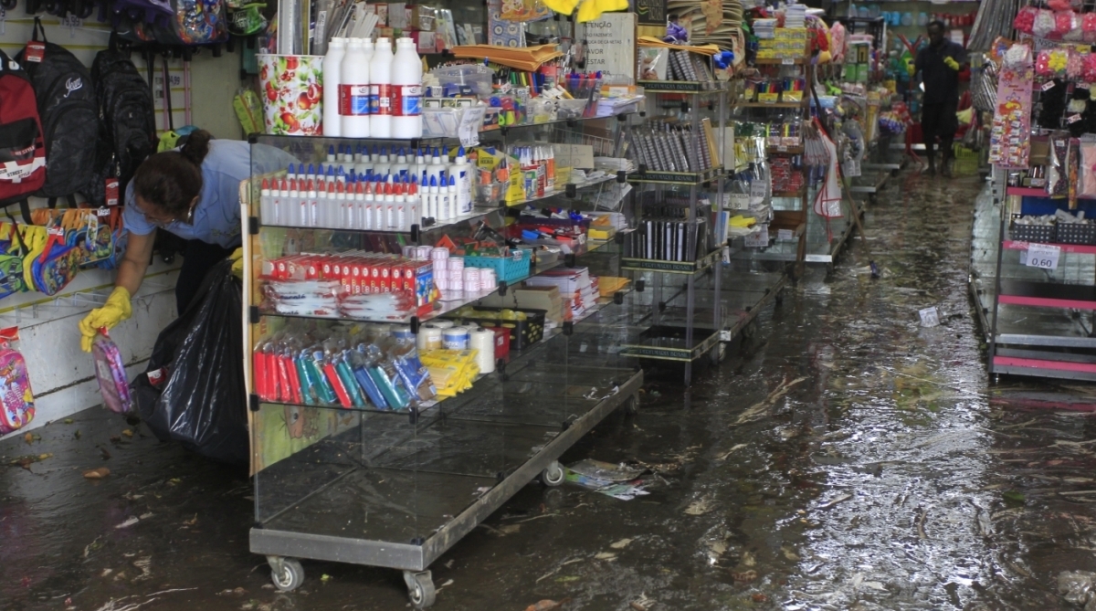 15/2/2018 - O temporal causou grandes estranhos na Pra&ccedil;a da Bandeira. O comerciante Aurino de Barros, dono da loja de uniformes da rua do Matoso, mostra a mercadoria que perdeu ap&oacute;s o alagamento. Foto de Ma&iacute;ra Coelho / Ag&ecirc;ncia O Dia. 