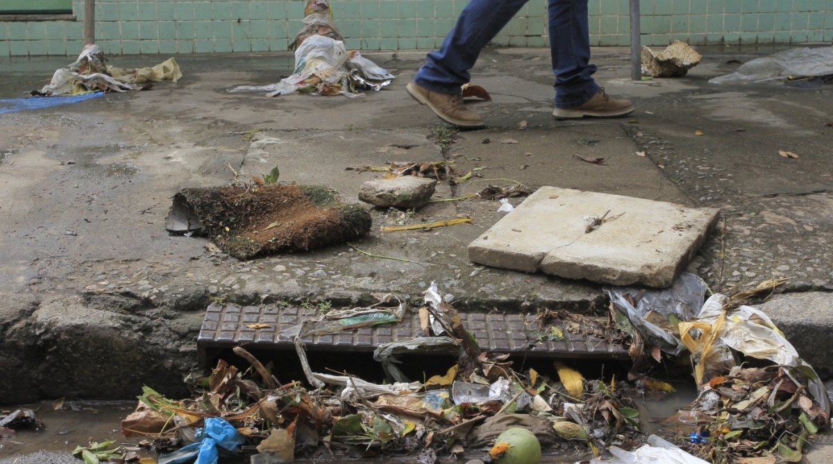 15/2/2018 - Comerciantes da Pra&ccedil;a da Bandeira fazem mutir&atilde;o para limpar suas lojas ap&oacute;s o temporal. Com a mangueira, Izabel da Motta, dona da Loja.    Foto de Ma&iacute;ra Coelho / Ag&ecirc;ncia O Dia. 