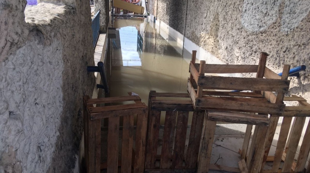 Passagem subterrânea para acessar a estação de trens de Ramos , na Zona Norte