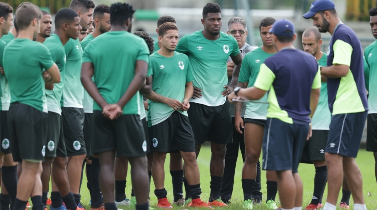 O técnico Eduardo Allax (de barba) dá orientações ao elenco do Boavista, que vem treinando no CFZ - Daniel Castelo Branco