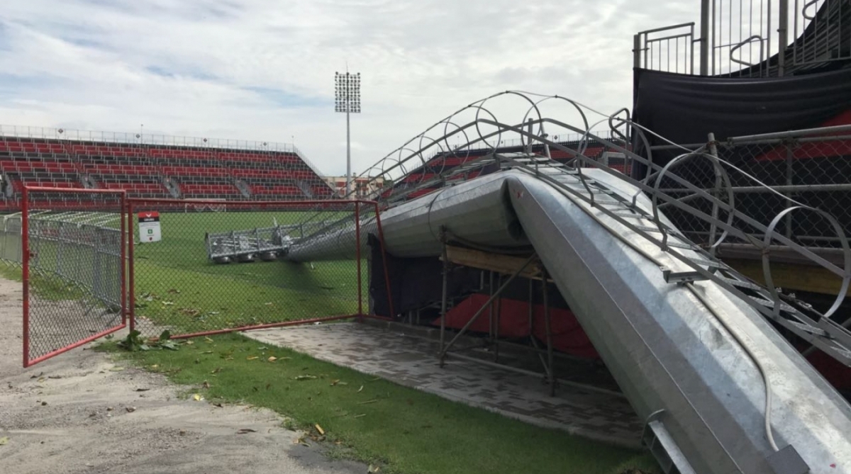 Torre de iluminação caiu na Ilha do Governador