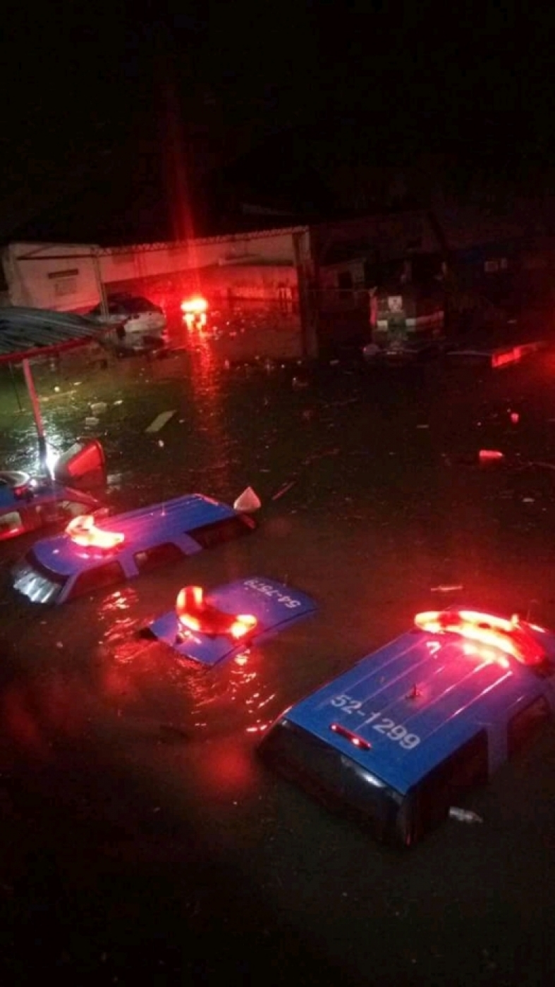 Viaturas da PM em Rocha Miranda ficaram submersas após o temporal