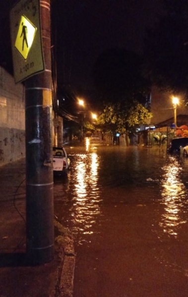 Temporal alagou as ruas de Vila Isabel na madrugada desta quinta-feira