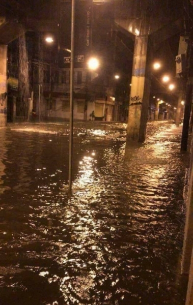 Rua Bela, em S�o Crist�v�o, alagada ap�s a tempestade que atingiu a cidade