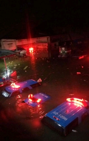 Viaturas da PM em Rocha Miranda ficaram submersas ap�s o temporal