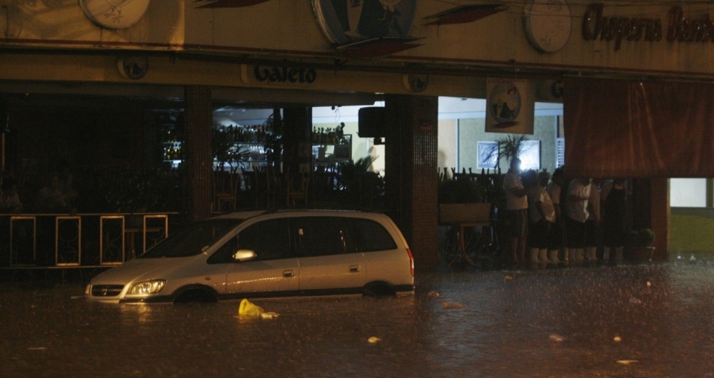 05/03/2013. Forte chuva na Cidade do Rio, Alaga ruas na Pra�a da Bandeira. Foto - Fernando Souza / Ag�ncia O Dia       CIDADE / CHUVAS / TEMPO / CLIMA / CAOS