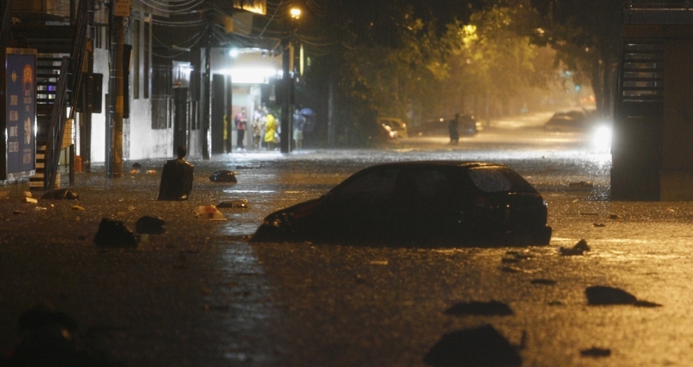 05/03/2013. Forte chuva na Cidade do Rio, Alaga ruas na Pra�a da Bandeira. Foto - Fernando Souza / Ag�ncia O Dia       CIDADE / CHUVAS / TEMPO / CLIMA / CAOS