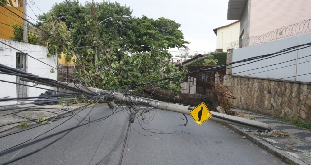 Poste caído após o temporal: vários bairros ficaram sem luz
