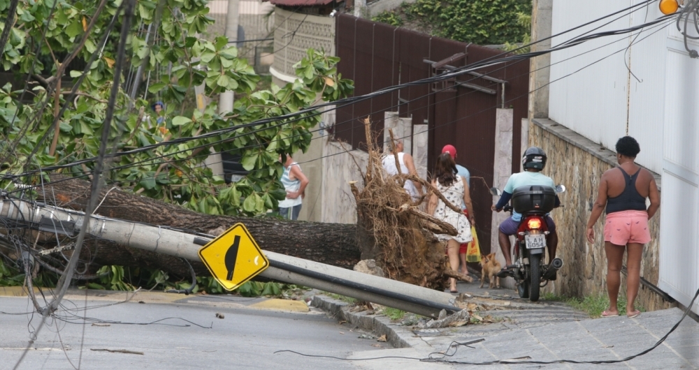 Após o temporal que iniciou na noite de quarta-feira (14 ), moradores da Ilha do Governador ainda sofrem com a falta de energia no bairro. A muita revolta por parte dos moradores com a demora do restabelecimento da energia elétrica. Local Jardim Guanabara. Foto: Daniel Castelo Branco / Agência O Dia