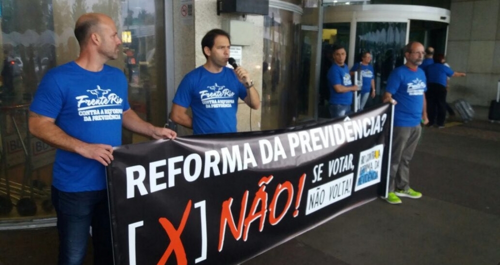 'Frente Rio contra a Reforma' j� fez ato no aeroporto e voltar� a pressionar deputados no embarque