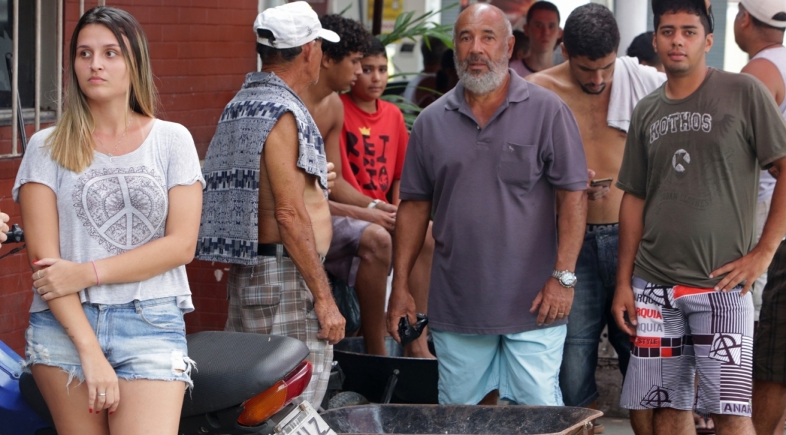 Ap�s o temporal que iniciou na noite de quarta-feira (14 ), moradores da Ilha do Governador ainda sofrem com a falta de energia no bairro. Muitos est�o recorrendo a compra de gelo para n�o perder os alimentos que est�o na geladeira. A moradora do bairro Tais Brito (a esqueda da foto de short jeans) espera na fila junto da sua m�e. Foto: Daniel Castelo Branco / Ag�ncia O Dia