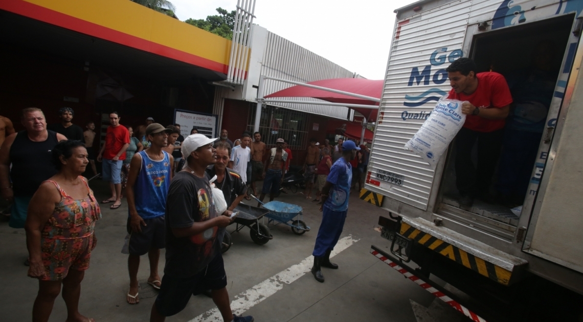 Ap�s o temporal que iniciou na noite de quarta-feira (14 ), moradores da Ilha do Governador ainda sofrem com a falta de energia no bairro. Muitos est�o recorrendo a compra de gelo para n�o perder os alimentos que est�o na geladeira. Chegada do caminh�o de gelo. Foto: Daniel Castelo Branco / Ag�ncia O Dia