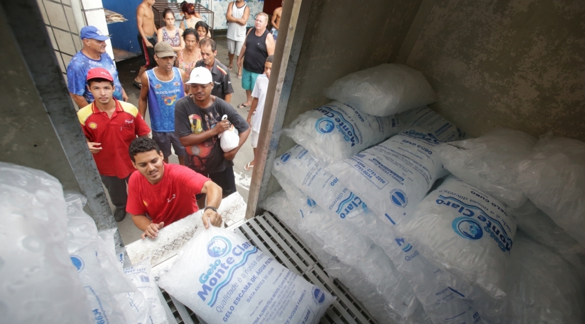 Após o temporal que iniciou na noite de quarta-feira (14 ), moradores da Ilha do Governador ainda sofrem com a falta de energia no bairro. Muitos estão recorrendo a compra de gelo para não perder os alimentos que estão na geladeira. Chegada do caminhão de gelo. Foto: Daniel Castelo Branco / Agência O Dia